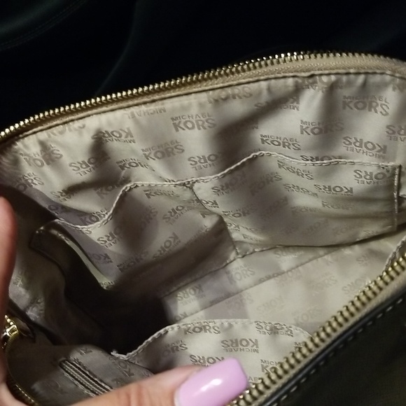 12/17/25 GIVAWAY! ANY PURCHASE WILL QUALIFY YOU TO ENTER Michael kors crossbody - Picture 8 of 13